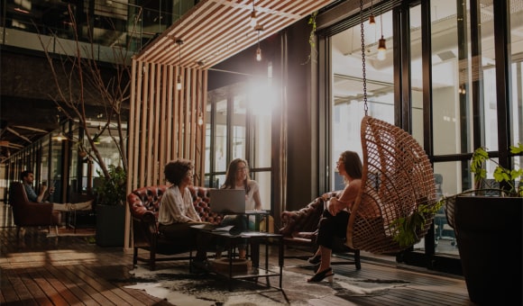 About us rzeźba drewniana – dekoracja wnętrza – ujęcie 2