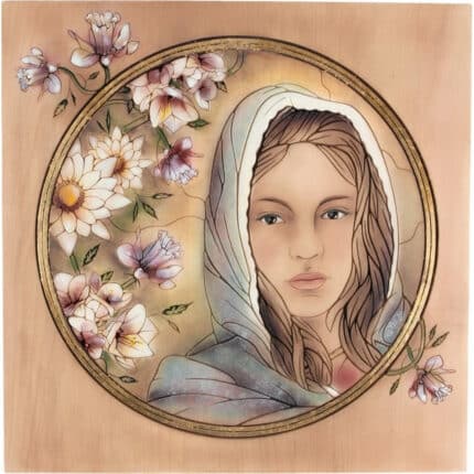 Le tableau en bois gravé Viktor-Art - Portrait de femme (modèle 3) représente une femme sereine aux cheveux bruns, coiffée d'une capuche et entourée de fleurs subtiles. C'est le cadeau idéal pour apporter une ambiance douce et harmonieuse à votre intérieur. Sculpture sur bois exclusive