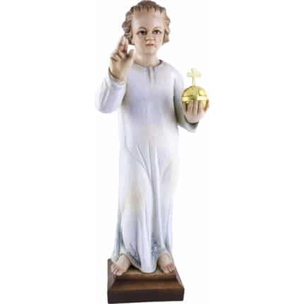 Viktor-Art El Niño Jesús - Bendición es una estatua tallada a mano de un niño descalzo con una túnica blanca, sosteniendo un orbe dorado con una cruz y levantando la mano derecha en señal de bendición - un regalo único y significativo para cualquier ocasión. Talla exclusiva en madera