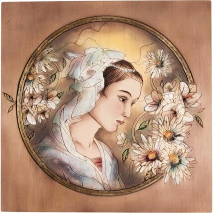 Viktor-Art Grawerowany obraz z drewna - Portret Kobiety (model 2): Profil kobiety w białym welonie i perłowej opasce, otoczonej stokrotkami i liliami, w ciepłych brązowych tonach. Exclusive Woodcarving