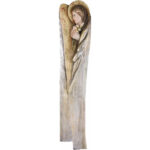 L'ange Viktor-Art - avec une branche de clochettes est une sculpture d'ange en bois peinte à la main, au visage serein, serrant des fleurs blanches. Elle porte une robe fluide et de grandes ailes dans les tons beige, or et gris. Un cadeau élégant et unique. Sculpture en bois exclusive