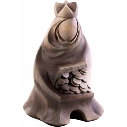 Viktor-Art Trzech Króli - rzeźba z drewna - Baltazar is a smooth, handcarved wooden figurine of a crowned, robed figure holding a treasure chest. Its simple features and natural wood grain make it a unique christening handcraft gift. Exclusive Woodcarving