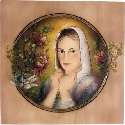 Viktor-Art Grawerowany obraz z drewna - Portret Kobiety (model 5) przedstawia kobietę w białym kapturze, z dłońmi przy brodzie, otoczoną kwiatami i zielenią, na tle ręcznie wykonanego drewnianego statuetki. Exclusive Woodcarving