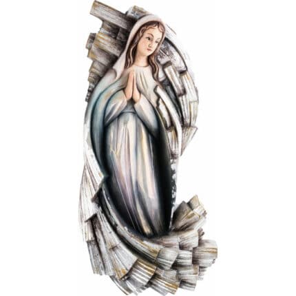 Viktor-Art La Virgen del Cielo es una estatua en bajorrelieve de madera pintada de la Virgen María con túnica y velo blancos, las manos en oración, rodeada por un marco abstracto arqueado en oro y plata. Su expresión serena la convierte en un regalo único. Talla exclusiva en madera