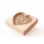 Forma do Piernika - Foremka do ciasteczek (Serce 2) rzeźba drewniana – dekoracja biblioteki – ujęcie 3