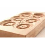 Forma do Piernika - Foremka do ciasteczek (Katarzyna - Symetria) rzeźba drewniana – dekoracja biura – ujęcie 2