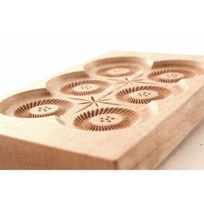 Forma do Piernika - Foremka do ciasteczek (Katarzyna - Symetria) rzeźba drewniana – dekoracja biura – ujęcie 2