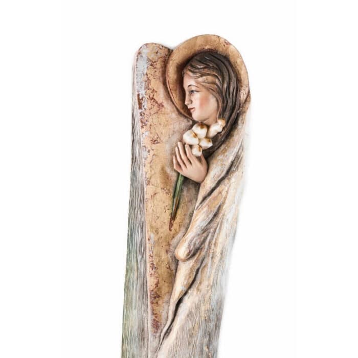 Aniołek - z gałązką dzwonków figura drewniana – prezent na jubileusz – ujęcie 2