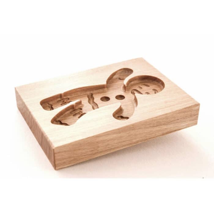 Forma do Piernika - Foremka do ciasteczek (Gingy - Ciastek - Hello!) rzeźba drewniana – dekoracja biura – ujęcie 2